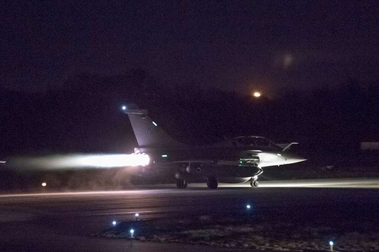 Caça francês Rafale durante decolagem de base aérea.