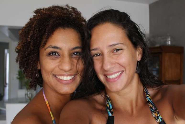 Marielle Franco ao lado da esposa, Mônica Benício