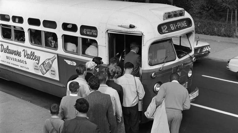 Sistema de segregação impedia que brancos e negros compartilhassem assentos de ônibus em Montgomery