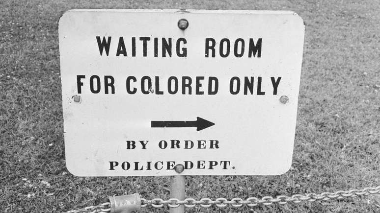 'Sala de espera exclusiva para pessoas de cor', diz esta placa de Jackson, Mississippi; Colvin vivia a segregação em seu dia a dia