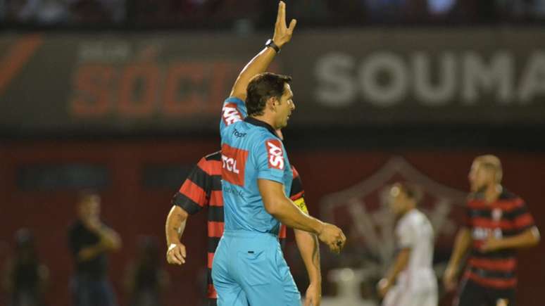 Wagner Reway apitou a partida entre Flamengo e Vitória (Foto: Romildo de Jesus)