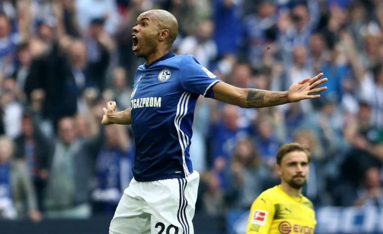 No dérbi alemão, Schalke leva a melhor, vence por 2 a 0, e amplia vantagem na segunda posição da Bundesliga; Dortmund segue na zona de classificação à Champions