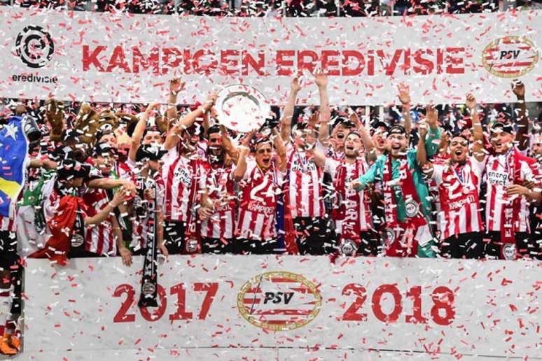 Jogadores comemoram o título do PSV (Foto: Jasper Juinen / AFP)