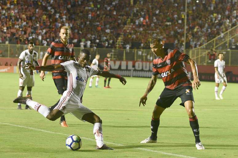 Vinícius Júnior arrisca um chute durante a partida em Salvador.