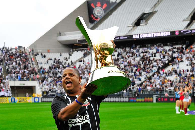 Marcelinho Carioca, ídolo da torcida alvinegra, exibe o troféu do Campeonato Brasileiro conquistado pelo Corinthians no ano passado.