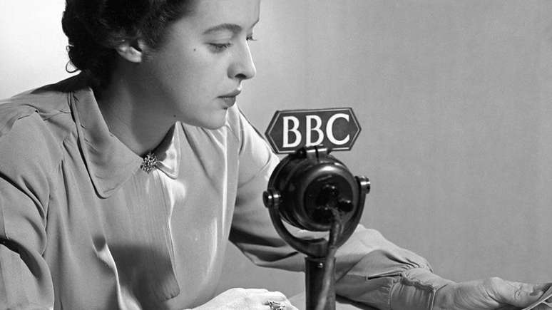 Antigamente, todas as transmissões da BBC eram lidas em RP, a pronúncia padrão da língua inglesa conhecida popularmente como 'o inglês da rainha'