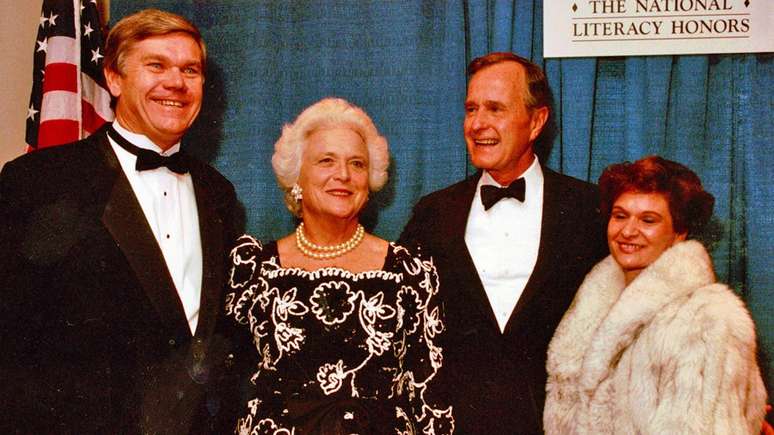 John Corcoran e sua mulher com George e Barbara Bush; discurso da então primeira-dama dos EUA o inspirou