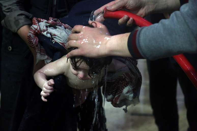 Criança recebe tratamento em hospital de Douma, no leste da Síria, após um suposto ataque química 07/04/2018 Capacetes Brancos/Divulgação via REUTERS