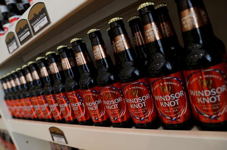 Garrafas da cerveja fabricada para marcar o casamento entre o pr&iacute;ncipe Harry, do Reino Unido, e sua noiva Meghan Markle s&atilde;o vistas em cervejaria em Windsor 11/04/2018 REUTERS/Peter Nicholls