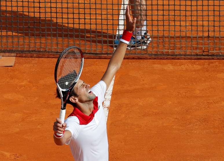 Novak Djokovic comemora vitória em Monte Carlo
 16/4/2018    REUTERS/Eric Gaillard 