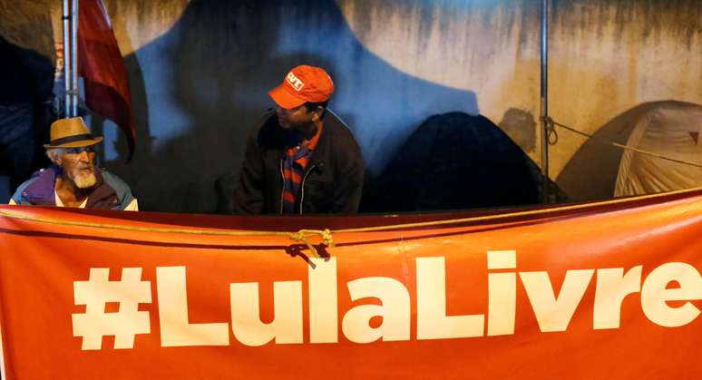 Simpatizantes de Lula acampados perto da PF em Curitiba, onde o ex-presidente está preso 13/4/2018  REUTERS/Rodolfo Buhrer 