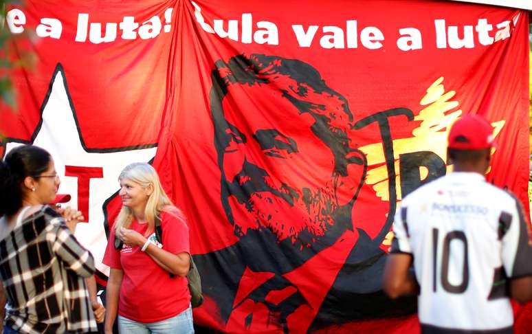 Apoiadores de Lula nos arredores da PF em Curitiba
 10/4/2018    REUTERS/Rodolfo Buhrer 