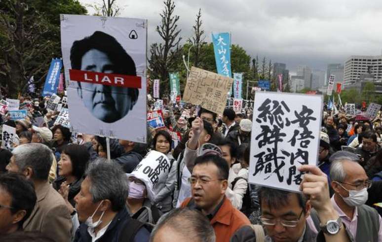 Escândalo derruba popularidade de primeiro-ministro do Japão