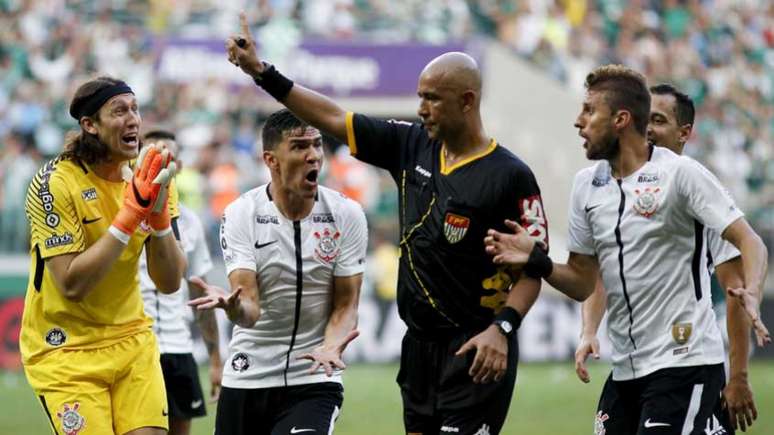 Jogo do Corinthians pode ser cancelado após pênalti não marcado a