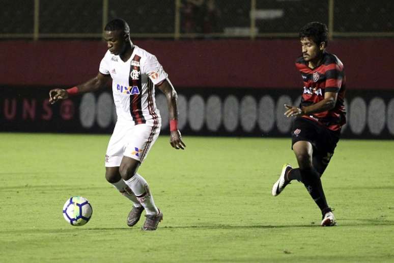 Vinicius Júnior em ação contra o Vitória: camisa 20 foi um dos melhores do Flamengo (Foto: Staff Images / Flamengo)