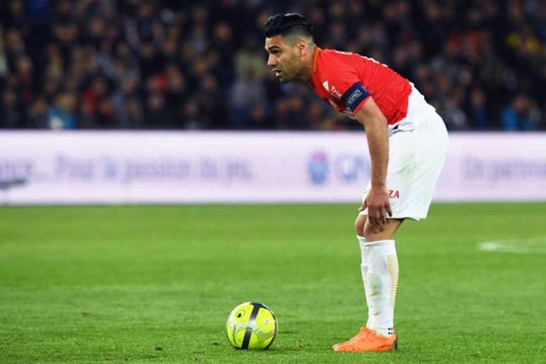 Falcao García acabou fazendo um gol contra (Foto: Christophe Archambault / AFP)