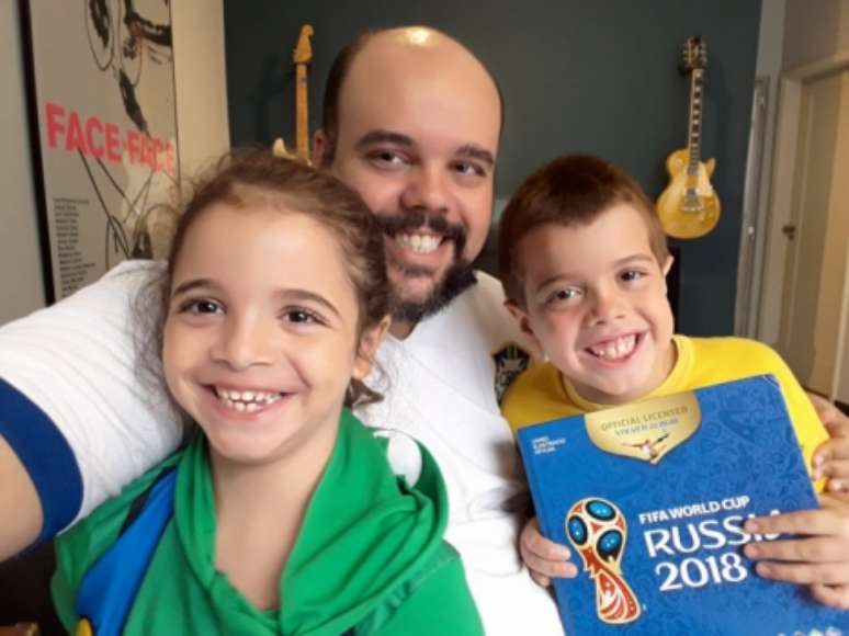 Diego Moreira, com os filhos Daniel e Mariana. Álbum da Copa é um divertimento para as crianças que possuem autismo