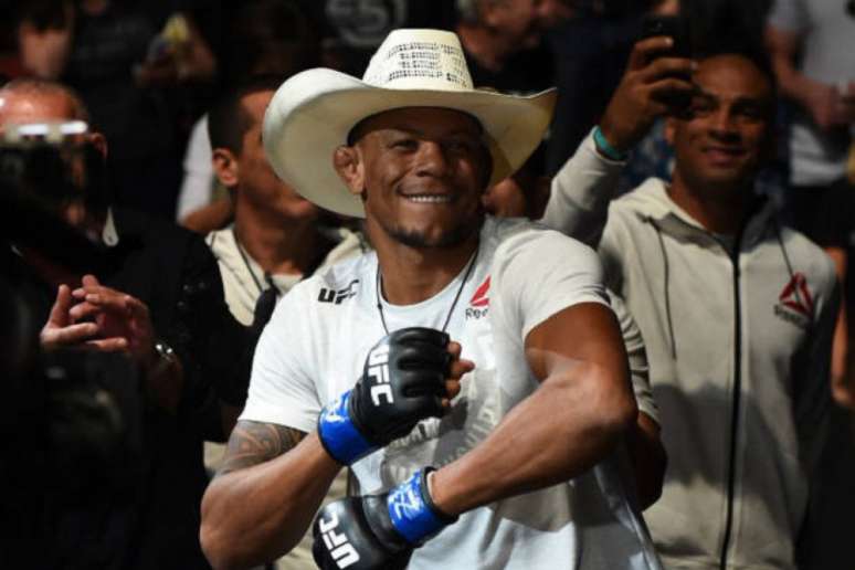 O brasileiro Alex Cowboy finalizou o americano Condit com uma guilhotina no segundo round de luta (Foto: UFC)