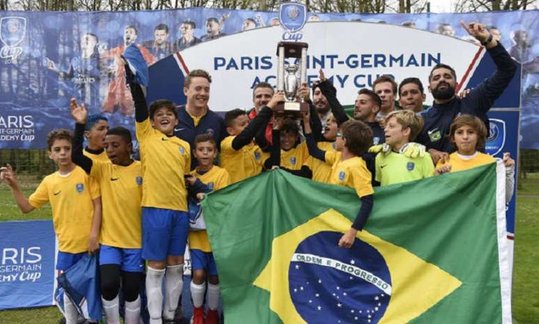 A equipe sub-11 da PSG Academy Brasil conquistou o título do torneio, na França (Foto: Divulgação/PSG)
