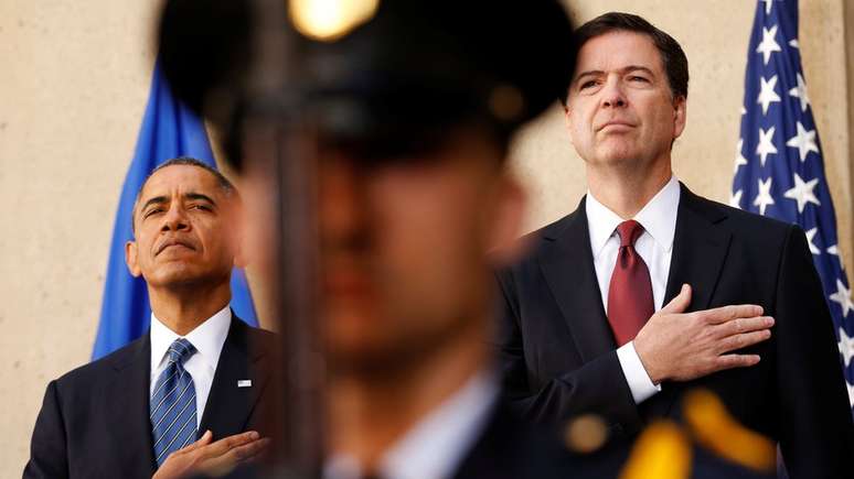 Comey ao lado do ex-presidente Barack Obama durante sua posse como diretor do FBI em 2013