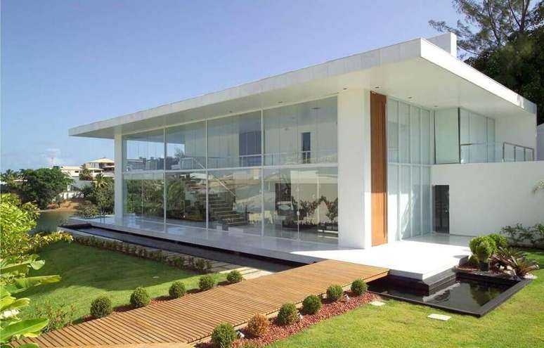 39. Modelo super moderno de casas com platibanda e paredes de vidro