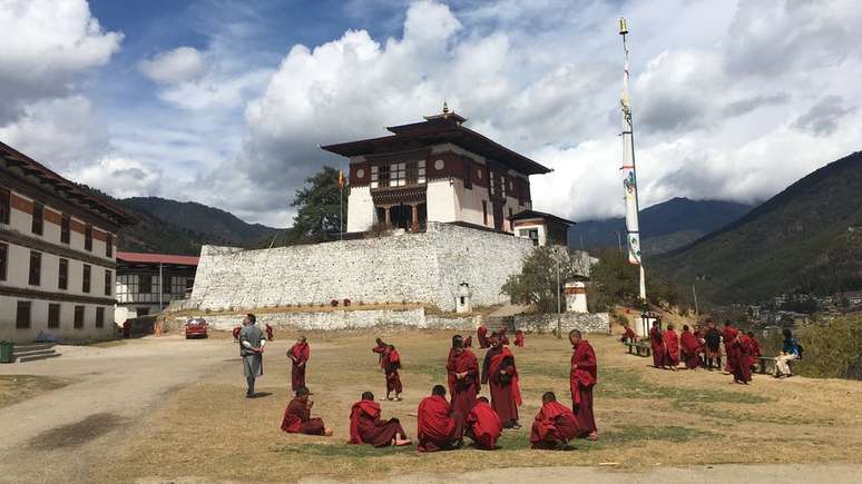 Paisagem de Butão é marcada por montanhas, colinas e monstérios