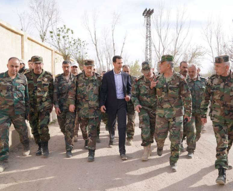 Bashar al-Assad, presidente da Síria (no centro), tem defesas antiaéreas adquiridas da Rússia e radares sofisticados de origem chinesa