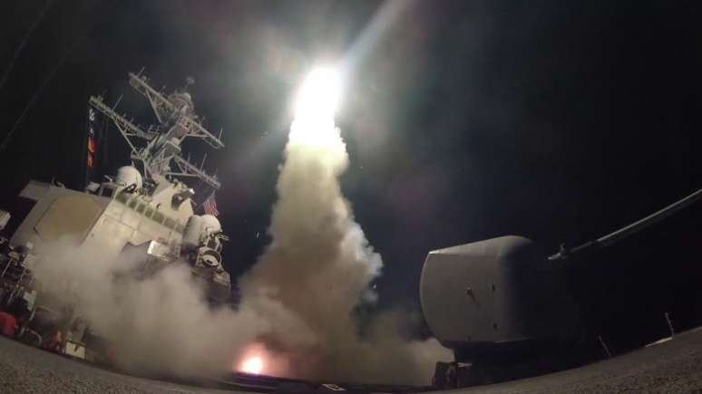 Destróieres da Marinha americana também foram usados em 2017 para lançar 59 mísseis Tomahawk contra a base aérea siria de Shayrat