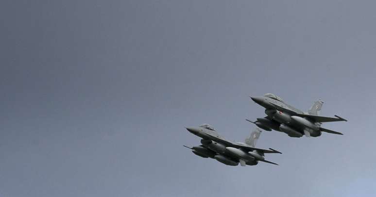 Os EUA dispõem de caças F-16, que estão entre os aviões de guerra mais confiáveis e eficazes do mundo