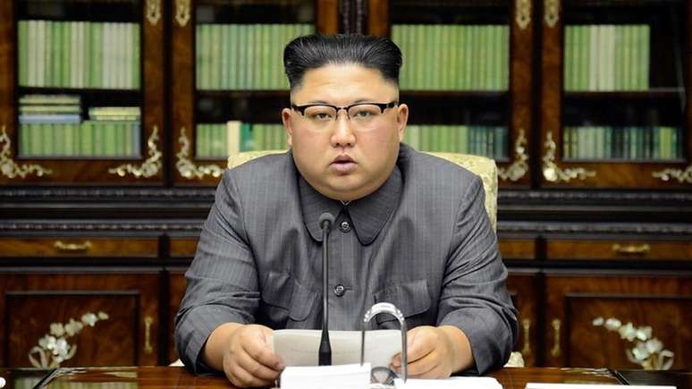 Kim Jong-un, em imagem de sua agência oficial de notícias, aceitou encontro com Trump e iniciou reaproximação com a Coreia do Sul após ano marcado por testes nucleares e ameaças