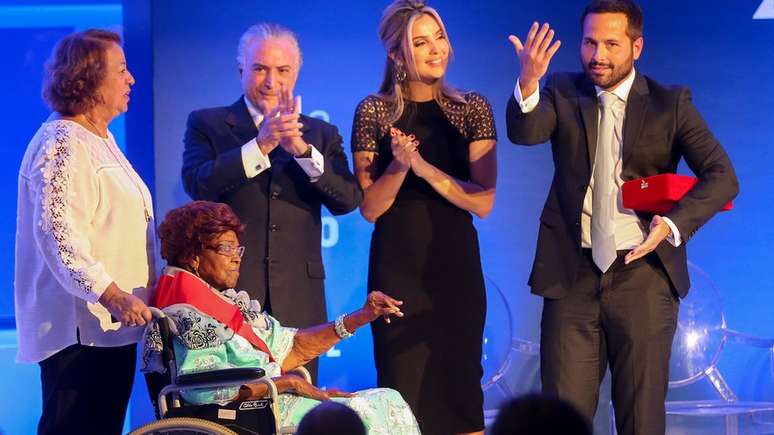 Dona Ivone recebendo Ordem do M&eacute;rito Cultural 2016 das m&atilde;os de Michel Temer; compositora adotou estrat&eacute;gias para driblar preconceitos ao longo da carreira