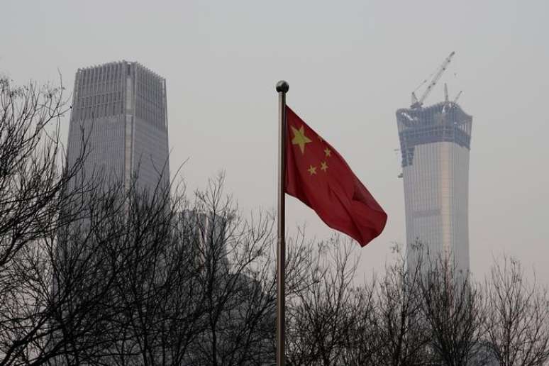 Bandeira da China é vista em área comercial de Pequim 14/12/2017 REUTERS/Jason Lee 