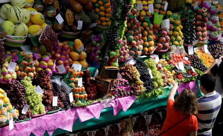 Consumidores fazem compras em mercado em São Paulo 06/09/2017 REUTERS/Paulo Whitaker 