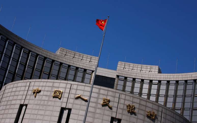 Bandeira chinesa é vista em sede do Banco Central da China, em Pequim 03/04/2014 B REUTERS/Petar Kujundzic