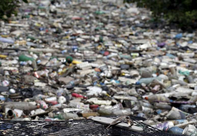 Lixo em canal do Rio de Janeiro 31/03/2015 REUTERS/Sergio Moraes