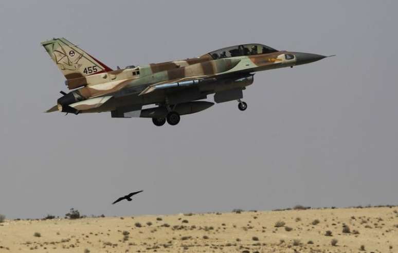 Caça israelense F-16 durante voo de treinamento 21/10/2013 REUTERS/Amir Cohen
