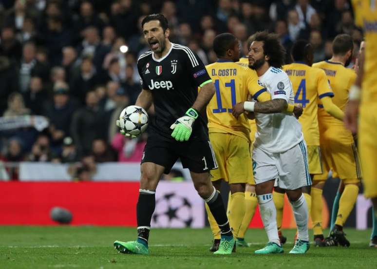 Buffon reclama de pênalti concedido ao Real Madrid
 11/4/2018                  REUTERS/Susana Vera 
