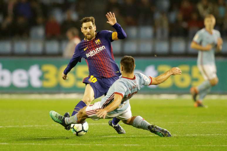 Messi em disputa com Jonny no empate do Barcelona com o Celta de Vigo
  17/4/2018              REUTERS/Miguel Vidal 