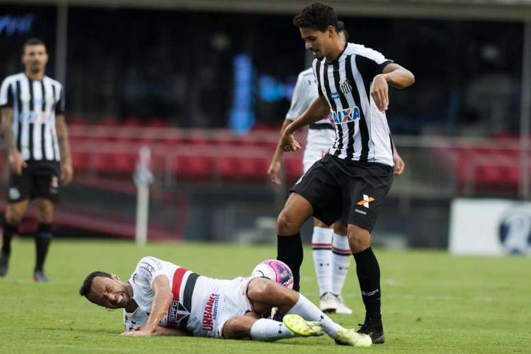 Titular absoluto, Lucas Veríssimo pode ser alvo de propostas da Europa em junho (Foto: Ivan Storti/Santos)