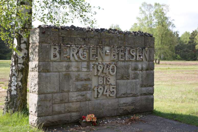 Bergen-Belsen, Alemanha: memorial de pedra no campo de concentração da segunda guerra mundial onde mais de 70 mil pessoas morreram.