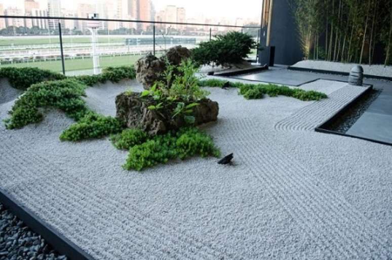 2. Um Jardim Zen grande o suficiente para as pessoas poderem caminhar. Projeto de Casa Cor SP 2017