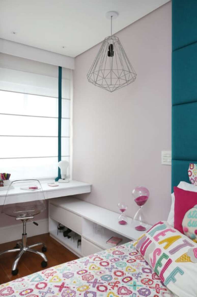 27. Quarto de menina com cabeceira azul Tiffany. Projeto de Renata Cafaro