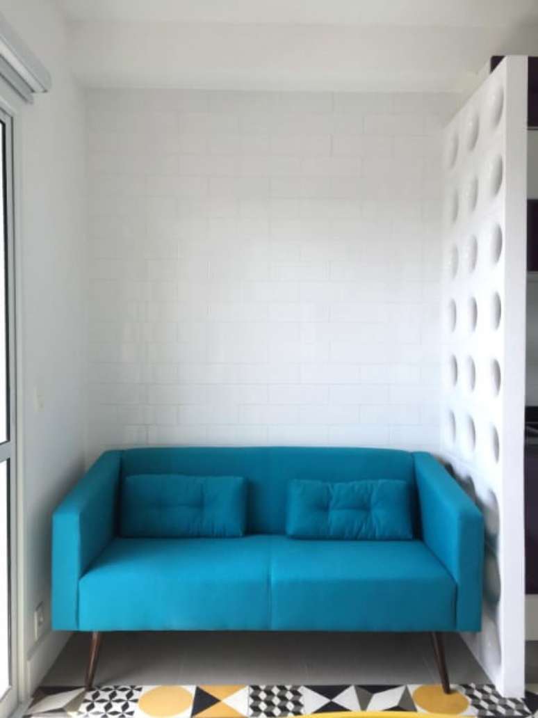 52. Sofá azul Tiffany em sala pequena. Projeto de Stephanie Esposito