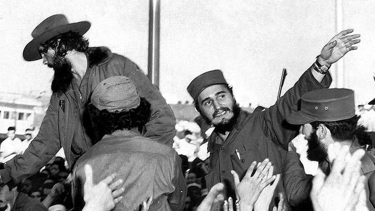 Fidel Castro acena para a multidão em Havana em janeiro de 1959 após derrubar governo de Fulgêncio Batista