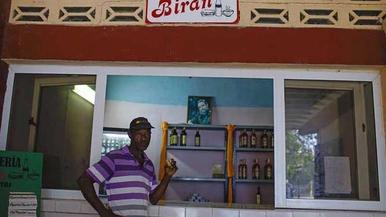 Homens de Birán se reúnem na praça ao lado do mercado estatal, tomando rum depois de uma manhã no campo ou comprando sanduíches de presunto baratos na cafeteria, também subsidiada pelo governo