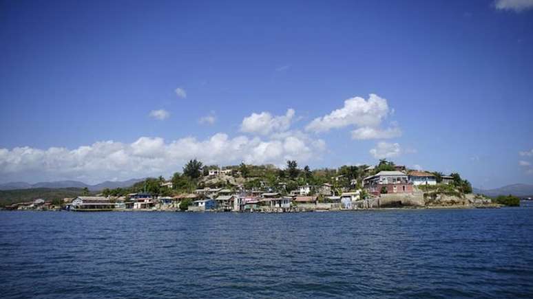 Poucos turistas se aventuram no pequeno vilarejo da ilha de Cayo Granma