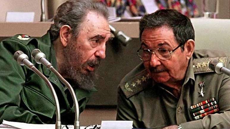 Fidel passou comando do país para seu irmão e colega de luta armada, Raúl