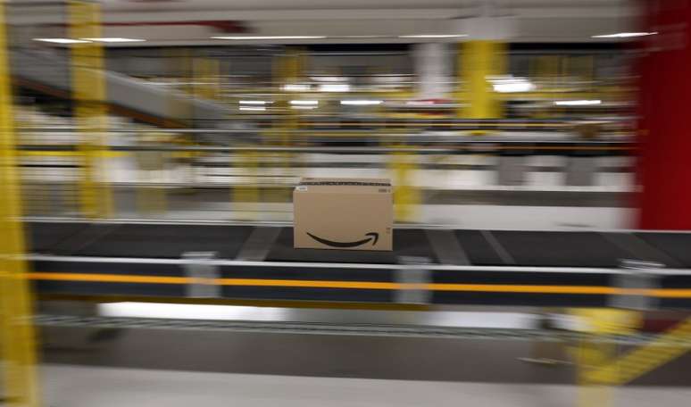 Caixas da Amazon s&atilde;o transportadas em esteiras em centro de distribui&ccedil;&atilde;o da empresa
15/03/2018
REUTERS/Albert Gea 