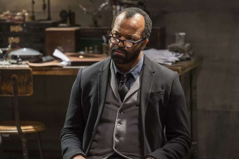 Na segunda temporada de&nbsp;Westworld, Bernard parece ter trocado de lado (Imagem: Divulga&ccedil;&atilde;o/HBO)