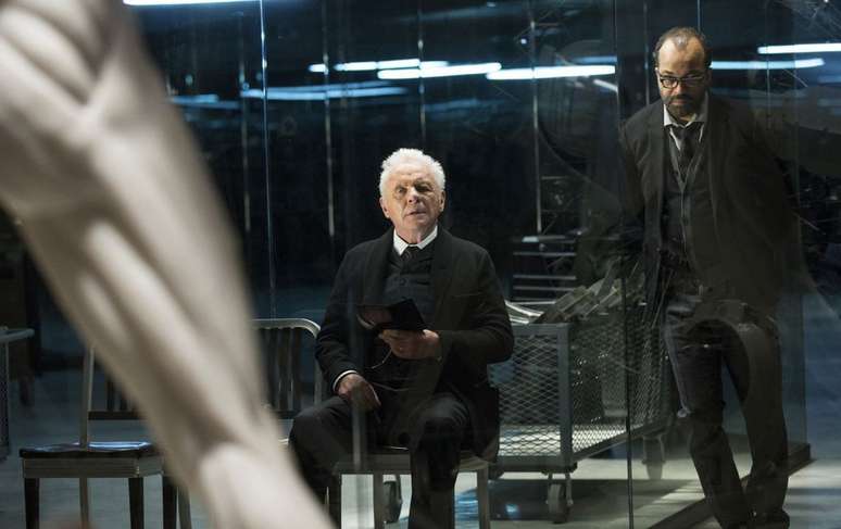 Bernard est&aacute; mais ligado do que imagina ao passado de Robert Ford, criador de Westworld (Imagem: Divulga&ccedil;&atilde;o/HBO)